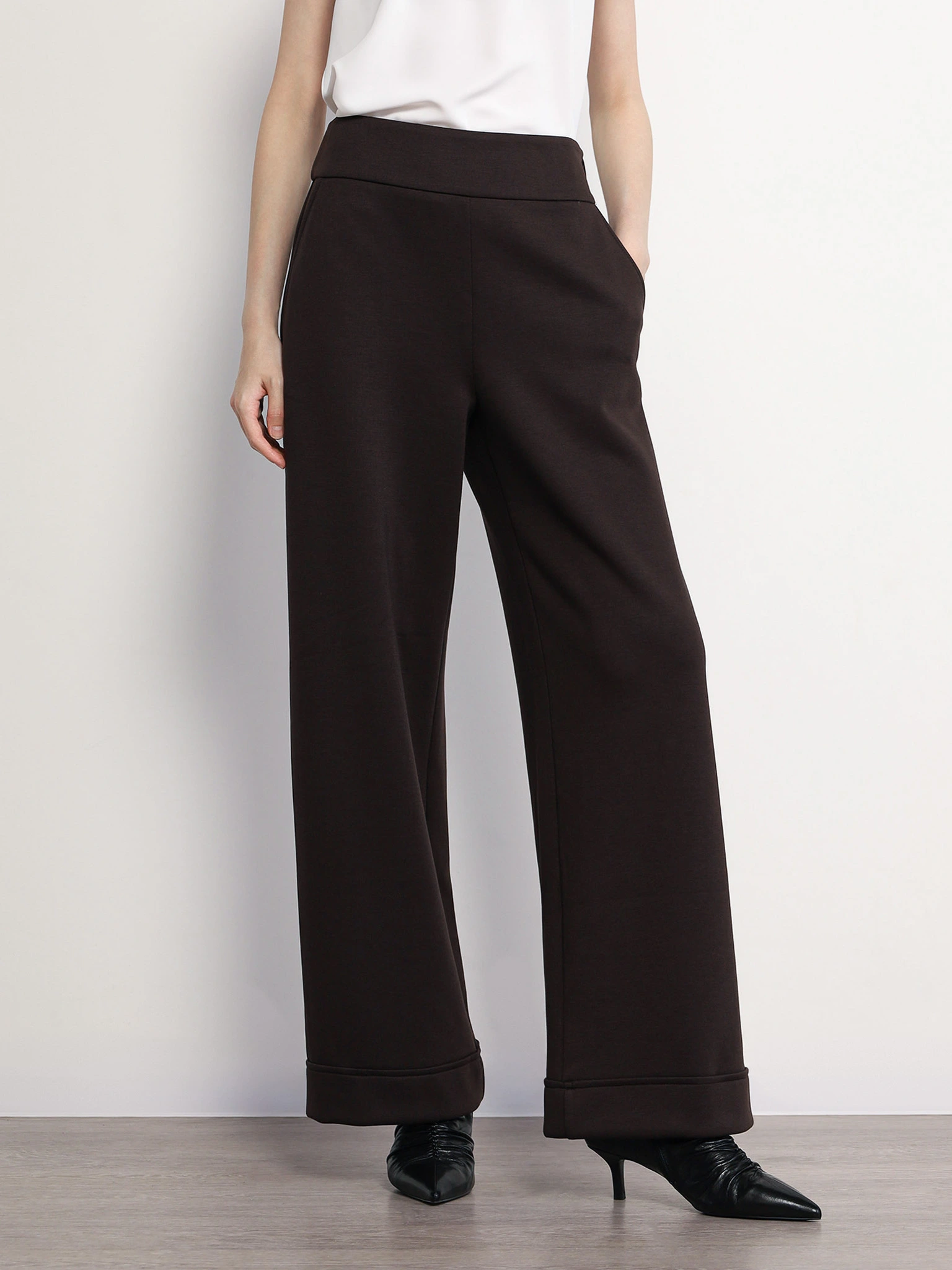 Брюки трикотажные темно-коричневого цвета расклешенного кроя